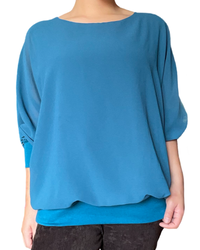 Blouse bleue à manches longues pour femme.