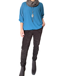 Blouse bleue à manches longues pour femme avec pantalon.