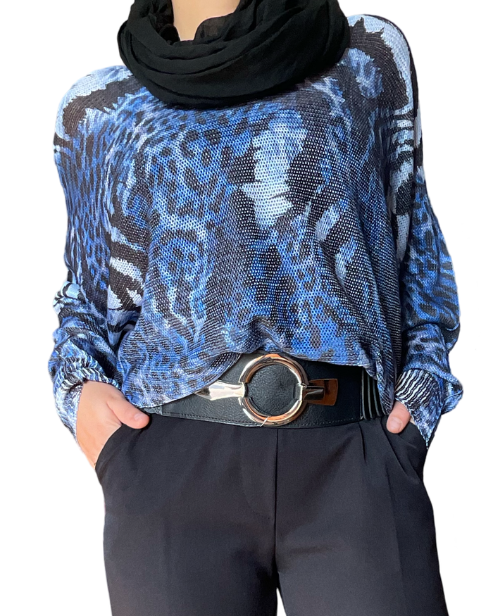 Chandail bleu indigo pour femme avec imprimé de léopard avec foulard noir.