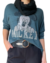 Chandail bleu pour femme avec imprimé de Mickey avec foulard et ceinture.