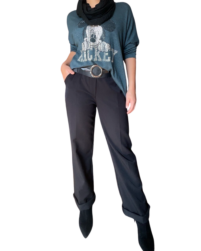 Chandail bleu pour femme avec imprimé de Mickey avec pantalon et bottillons.