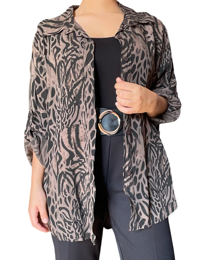 Chemise brune pour femme avec imprimé d'animal print avec ceinture noire.