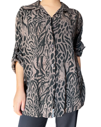 Chemise brune pour femme avec imprimé d'animal print.