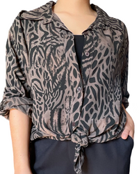 Chemise brune pour femme avec imprimé d'animal print avec chandail noir.