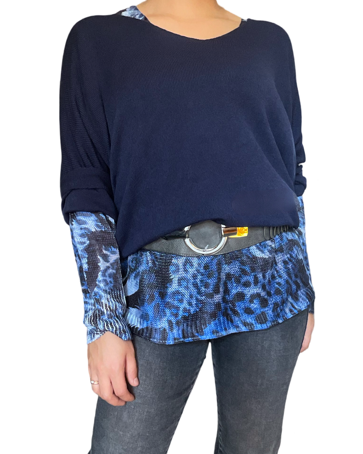 Chandail bleu marin à manche 3/4 pour femme avec ceinture et chandail animal print.