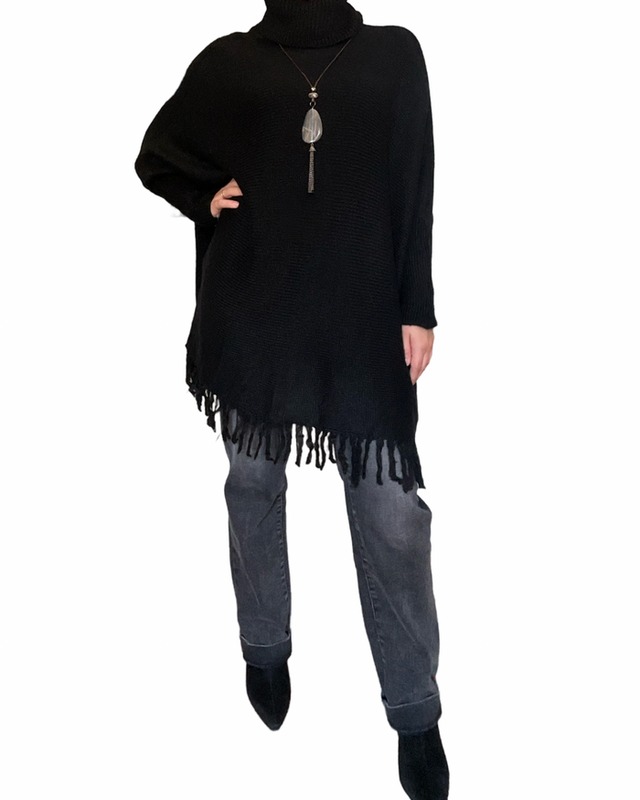 Chandail noir long à col roulé pour femme avec jeans.