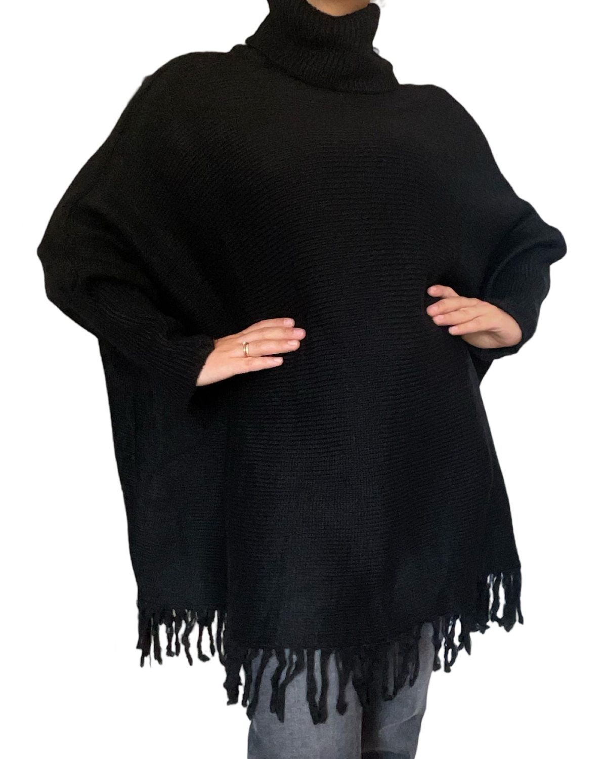 Chandail noir long à col roulé pour femme.