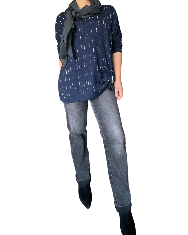 Chandail bleu marin pour femme avec motifs argentés avec jeans et bottillons.