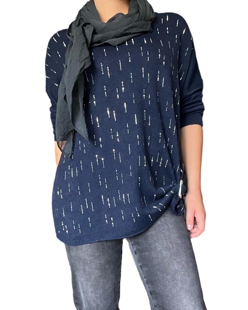 Chandail bleu marin pour femme avec motifs argentés avec foulard.