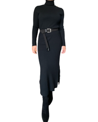 Robe noire à manches longues et col roulé pour femme avec ceinture.