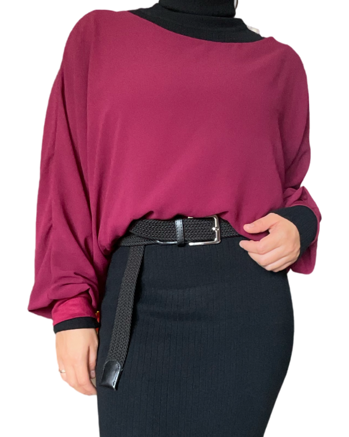 Blouse bourgogne à manches longues pour femme avec ceinture.