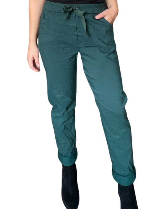 Pantalon vert forêt à taille élastique avec cordon pour femme.