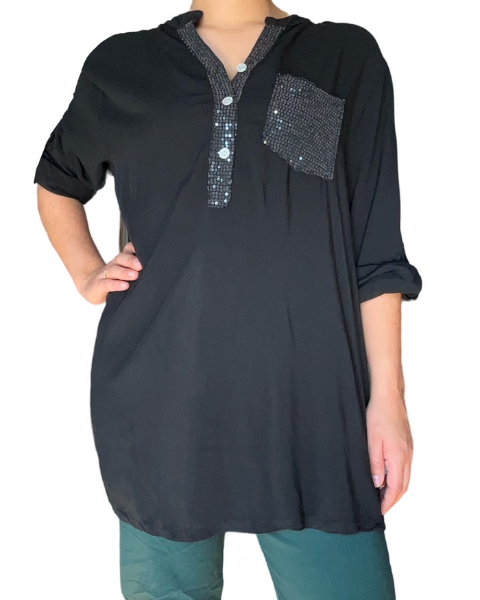 Blouse noire à manche 3/4 pour femme.