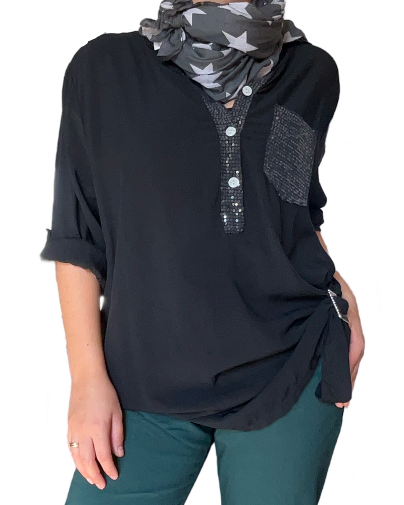 Blouse noire à manche 3/4 pour femme avec foulard.