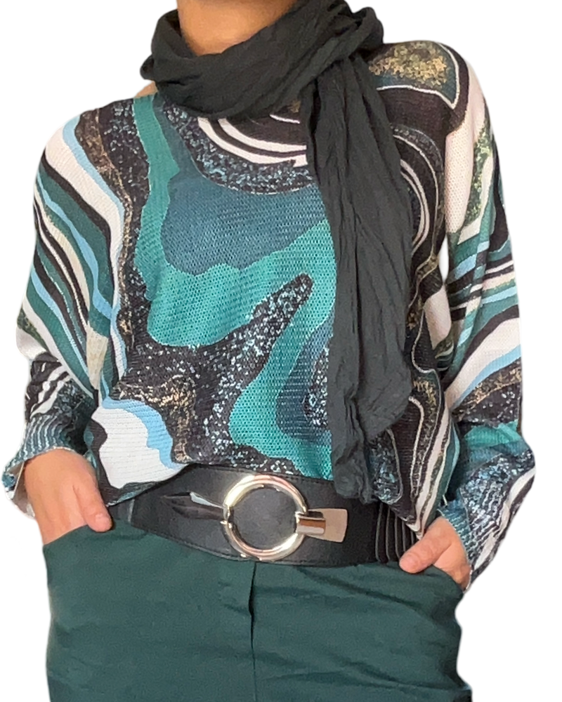 Chandail pour femme avec imprimé abstrait vert, noir et blanc avec ceinture et foulard.