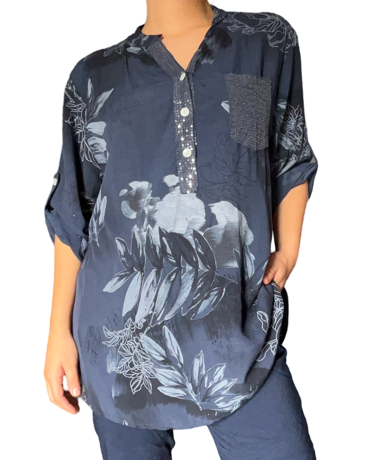 Blouse marine avec imprimé floral pour femme.