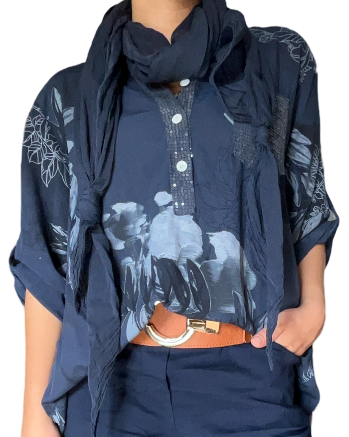 Blouse marine avec imprimé floral pour femme avec foulard, ceinture et pantalon. 