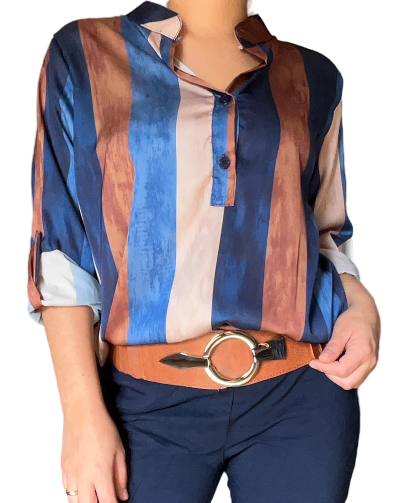 Blouse rayée brun et bleu pour femme avec ceinture.