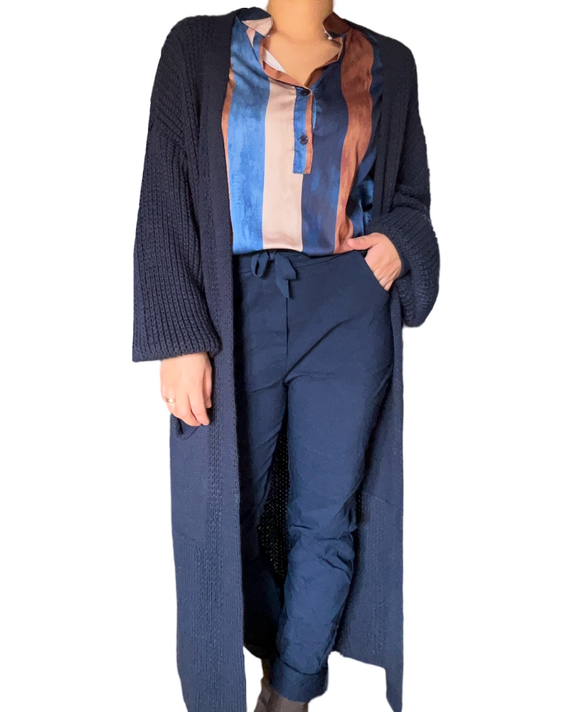 Pantalon bleu marin à taille élastique avec cordon pour femme avec cardigan.