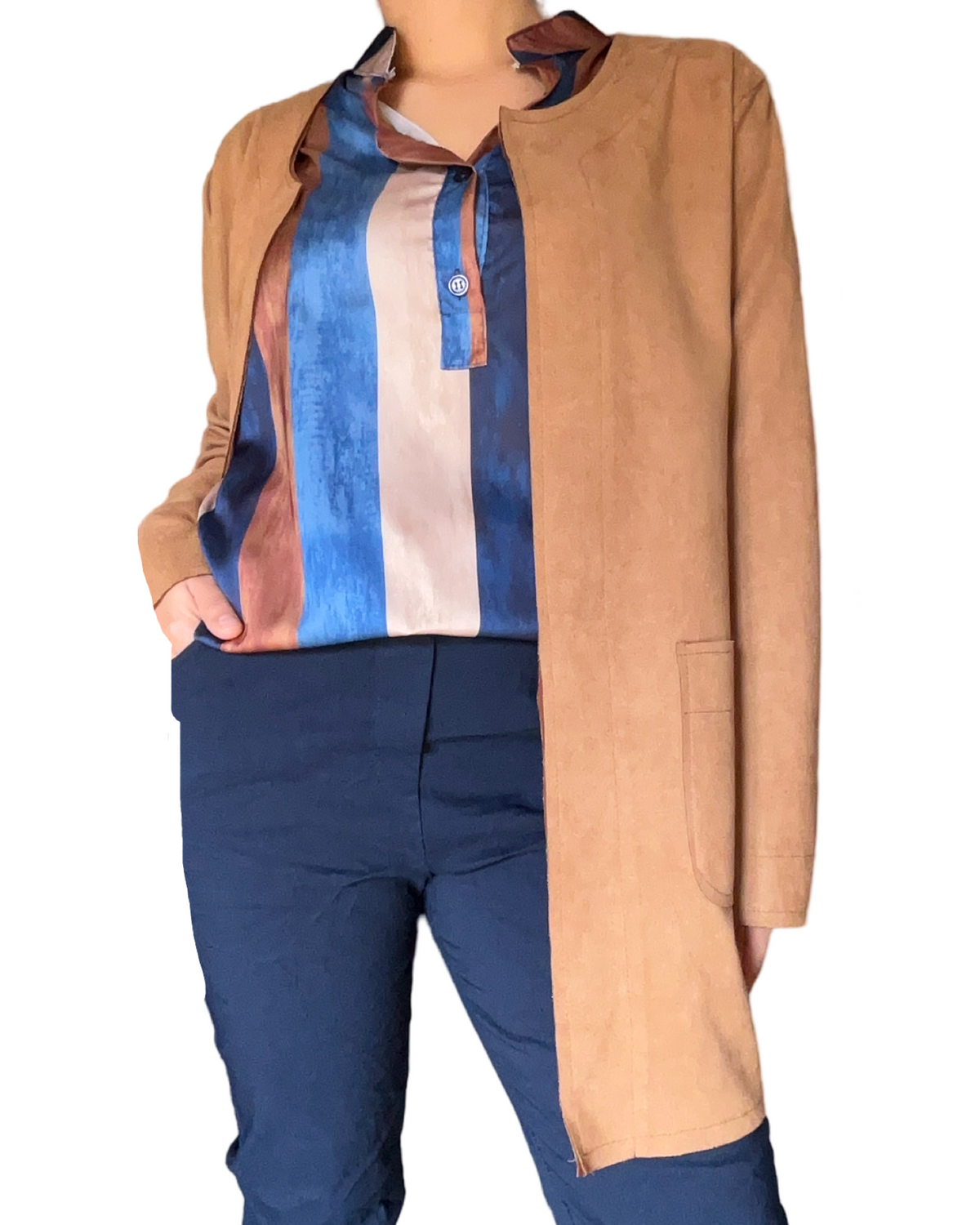 Blouse rayée brun et bleu pour femme avec veste à manches longues et pantalon.