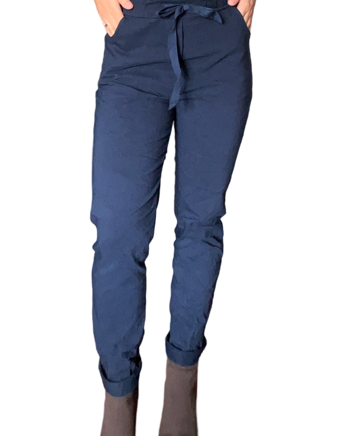 Pantalon bleu marin à taille élastique avec cordon pour femme avec bottillons.