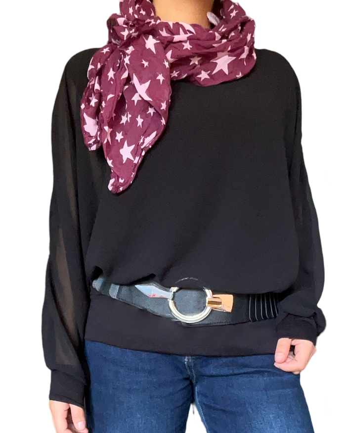 Blouse noire à manches longues pour femme avec foulard bourgogne et ceinture noire.