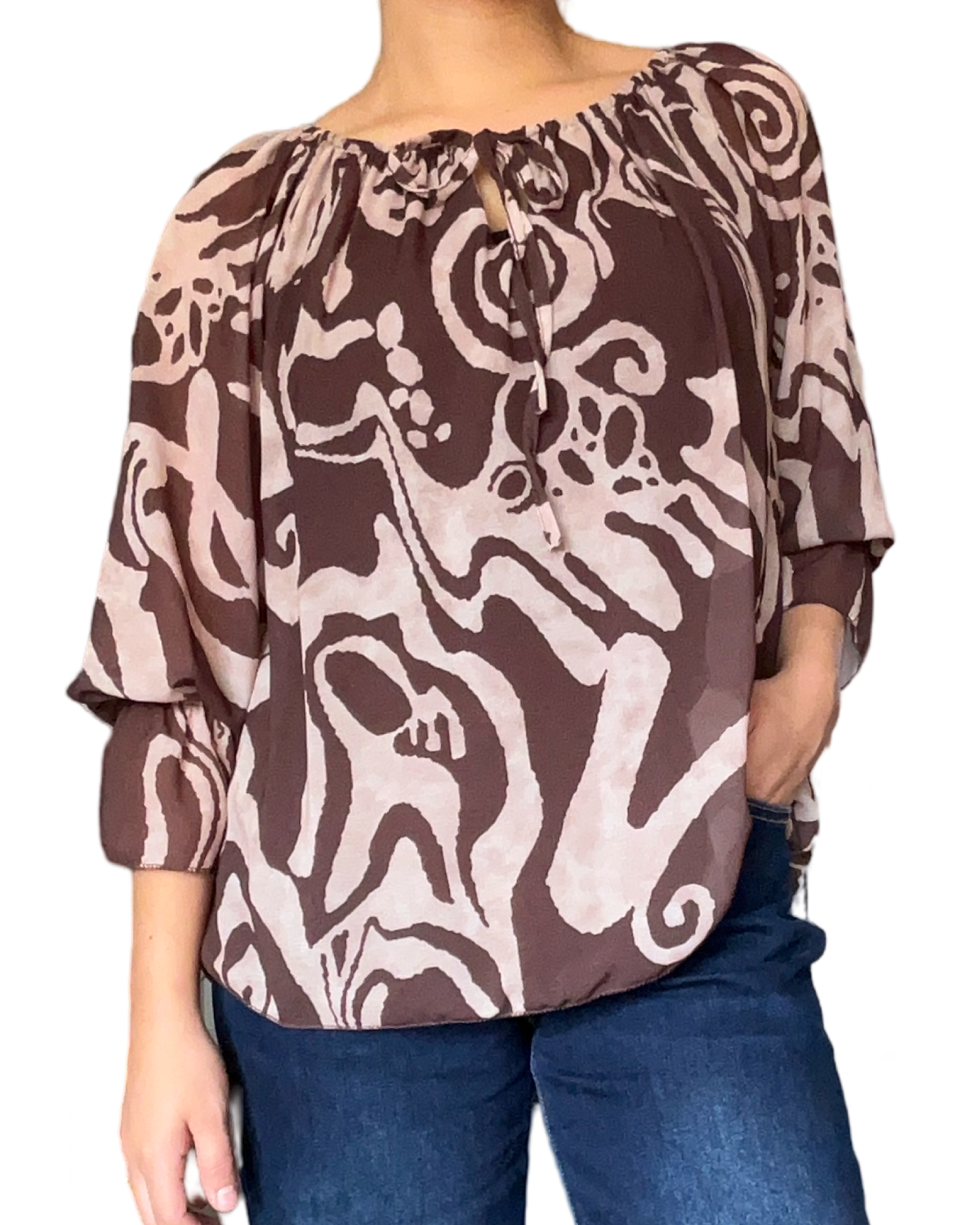 Blouse brune pour femme avec imprimé de formes irrégulières.