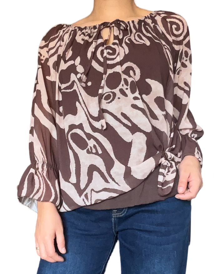 Blouse brune pour femme avec imprimé de formes irrégulières avec nœud sur le côté.