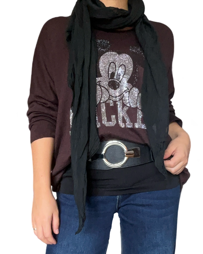 Chandail brun pour femme avec imprimé de Mickey avec foulard noir et ceinture noire.