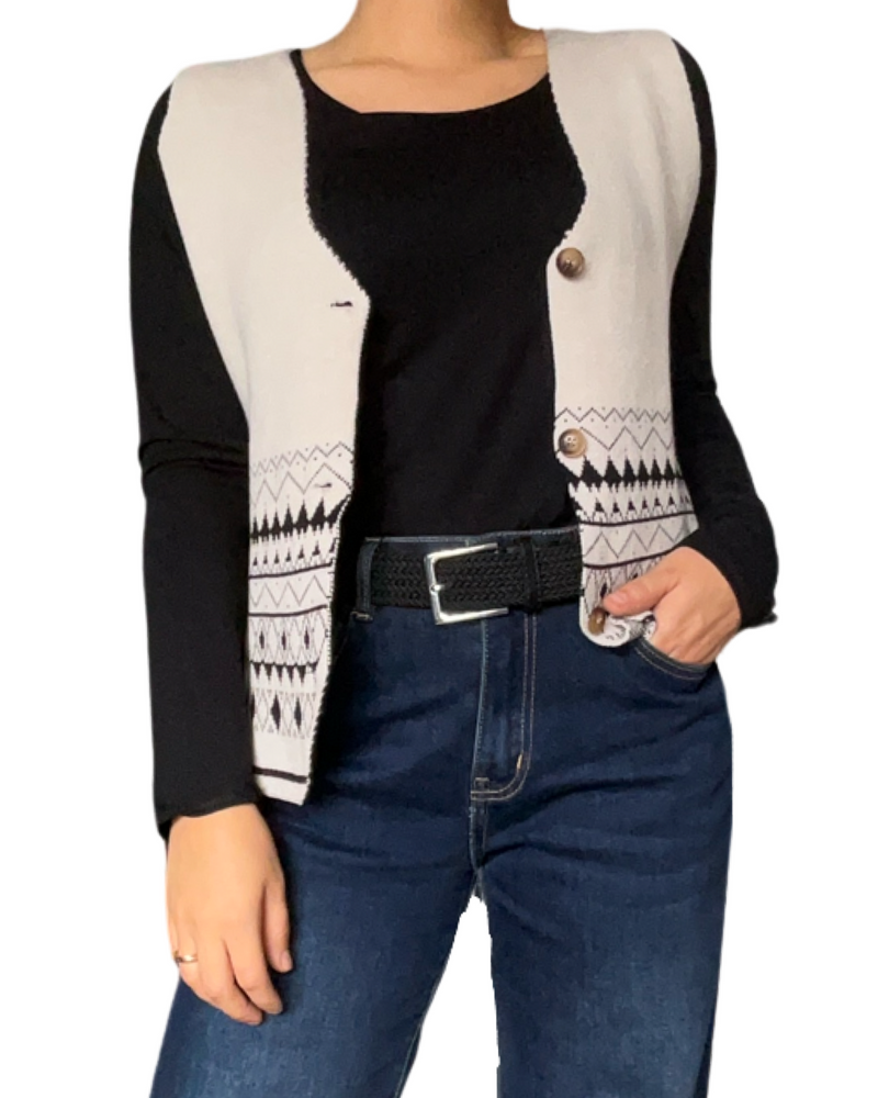 Veste beige sans manches pour femme avec ceinture noire.