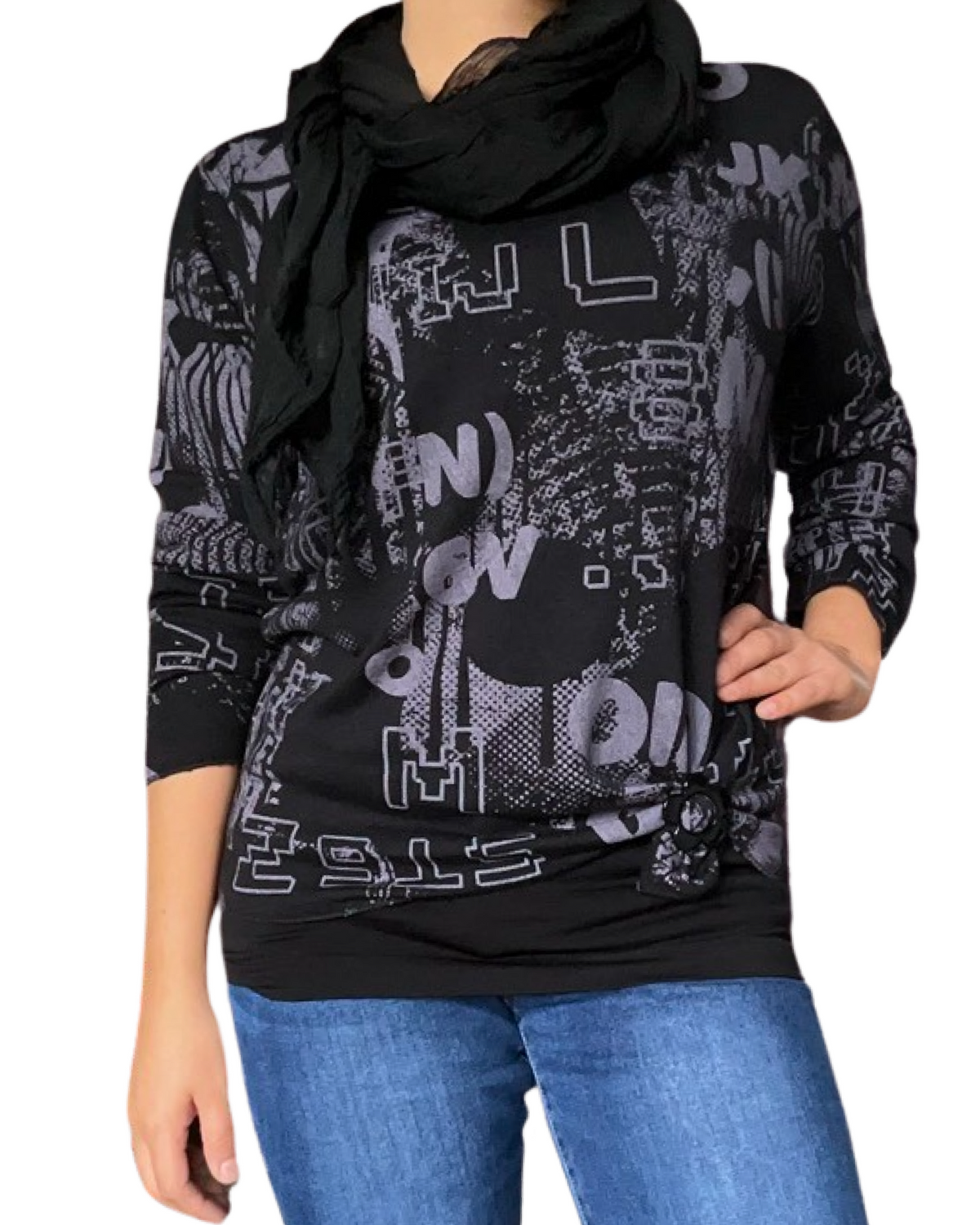 Chandail noir pour femme avec imprimé d'écritures grises avec foulard et camisole gainante noire.