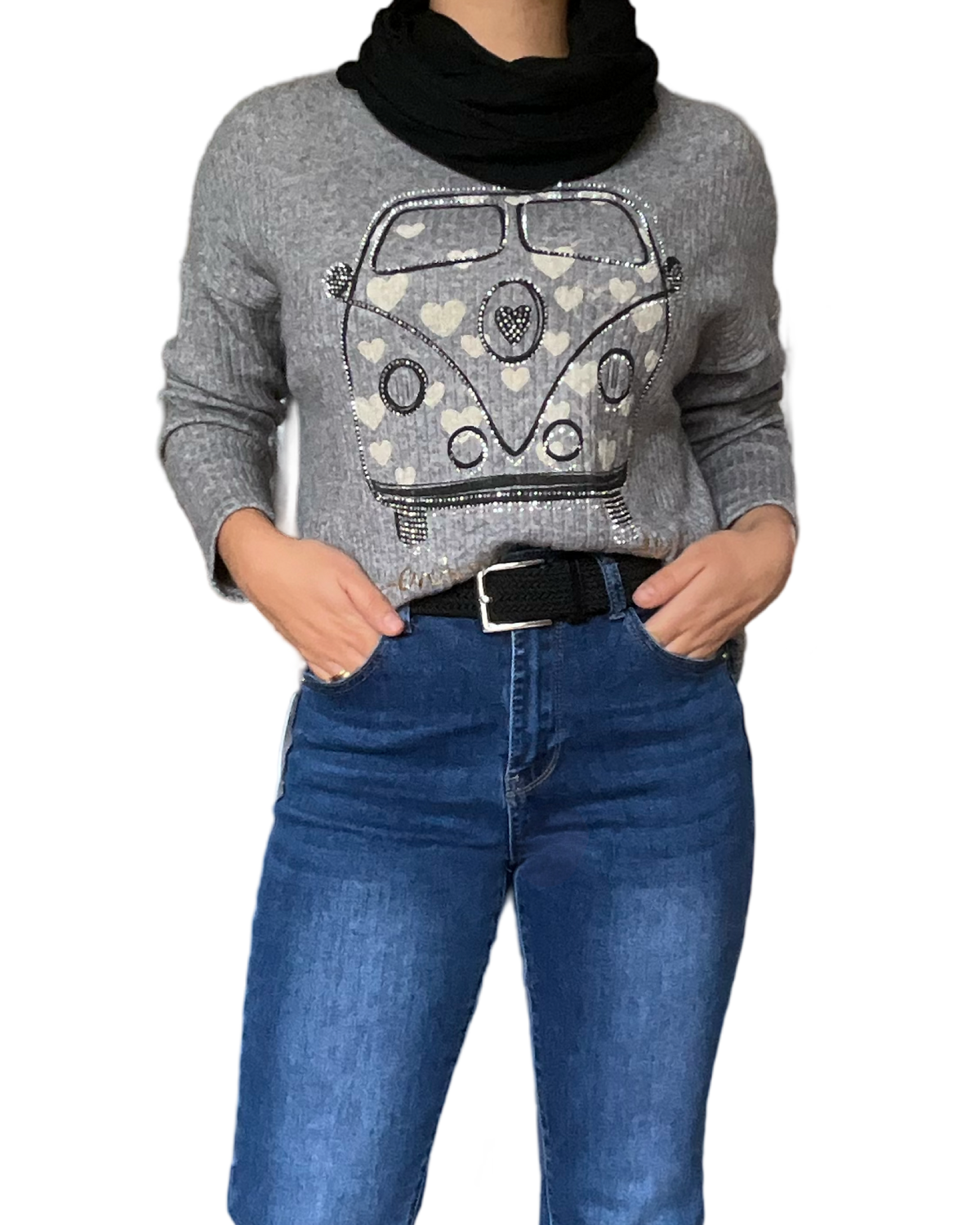 Chandail gris pour femme avec imprimé de van hippie avec ceinture noire et foulard noir.