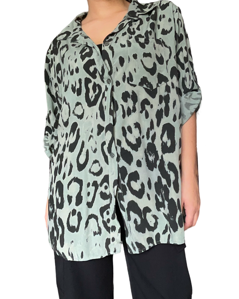 Chemise verte pour femme avec imprimé animal print.