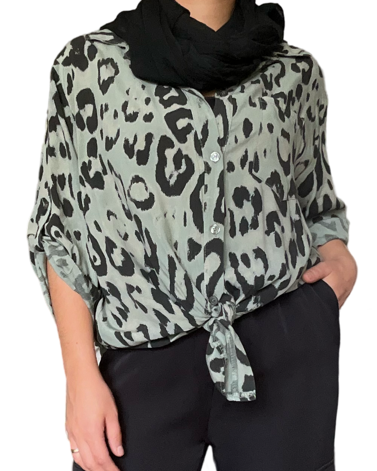 Chemise verte pour femme avec imprimé animal print avec foulard noir.