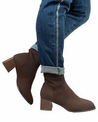 Botte chaussette à talon pour femme avec jeans.