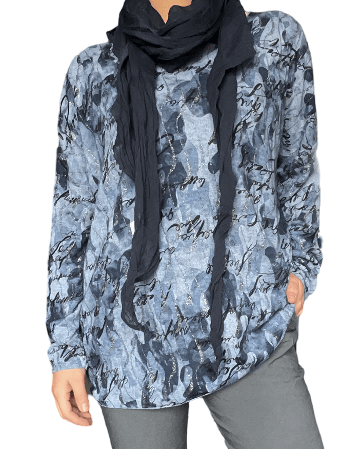 Chandail bleu pour femme avec imprimé d'écritures noires avec foulard.