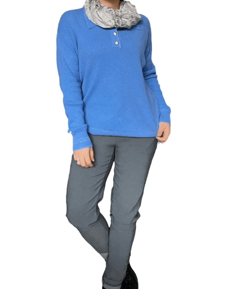 Chandail bleu à manche longue avec col chemise pour femme avec pantalon gris. 