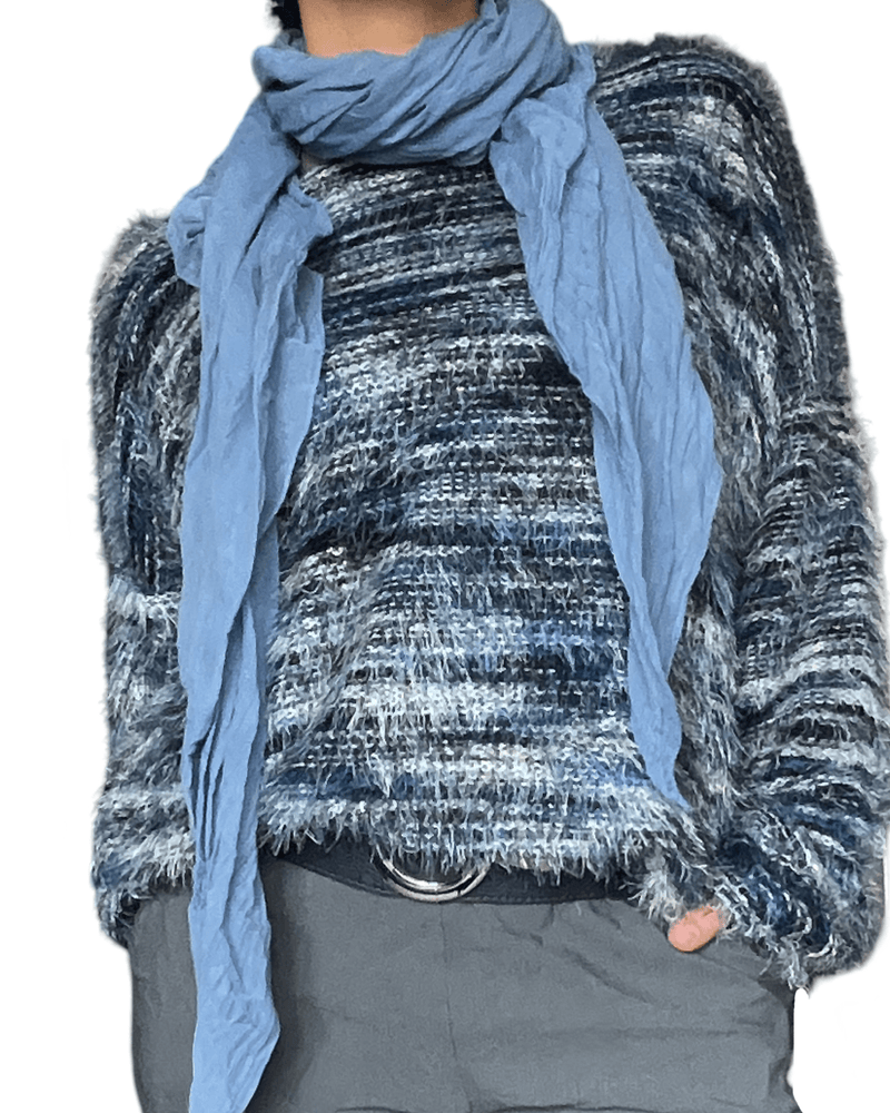 Chandail bleu bleu en tricot doux à manche longue pour femme avec foulard.