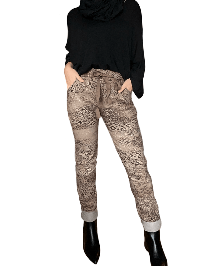 Chandail noir à manche chauve-souris pour femme avec pantalon animal print. 