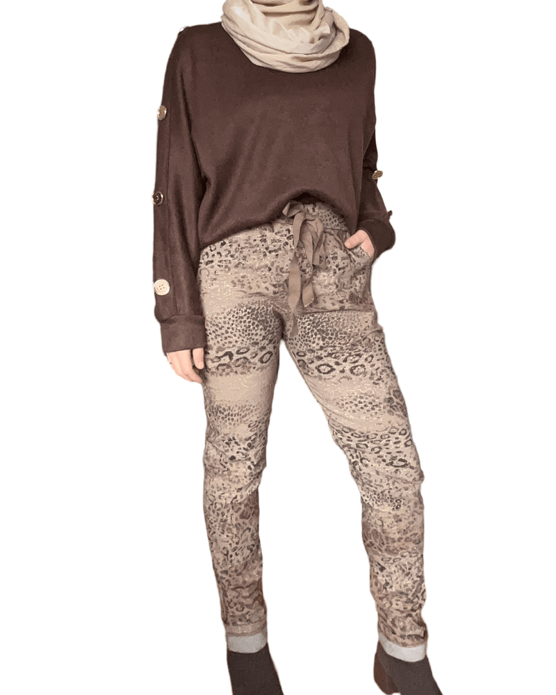 Chandail brun à manche longue pour femme avec pantalon animal print.