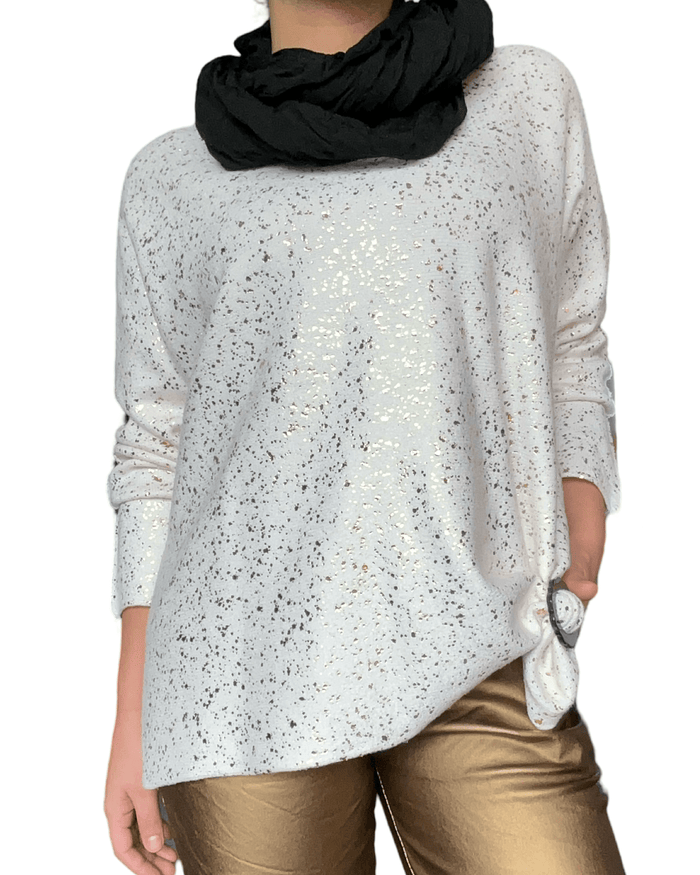 Chandail blanc à motifs dorés pour femme avec boucle d'ajustement et foulard noir. 