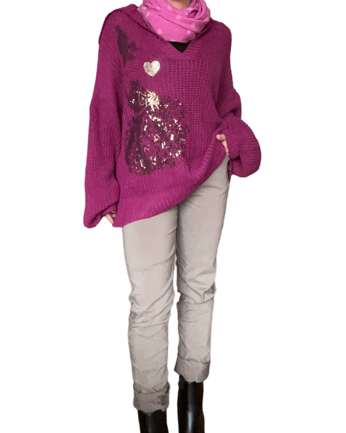 Chandail magenta à manches longues pour femme avec pantalon moka et bottillons noirs.