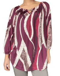 Blouse magenta pour femme avec imprimé abstrait.