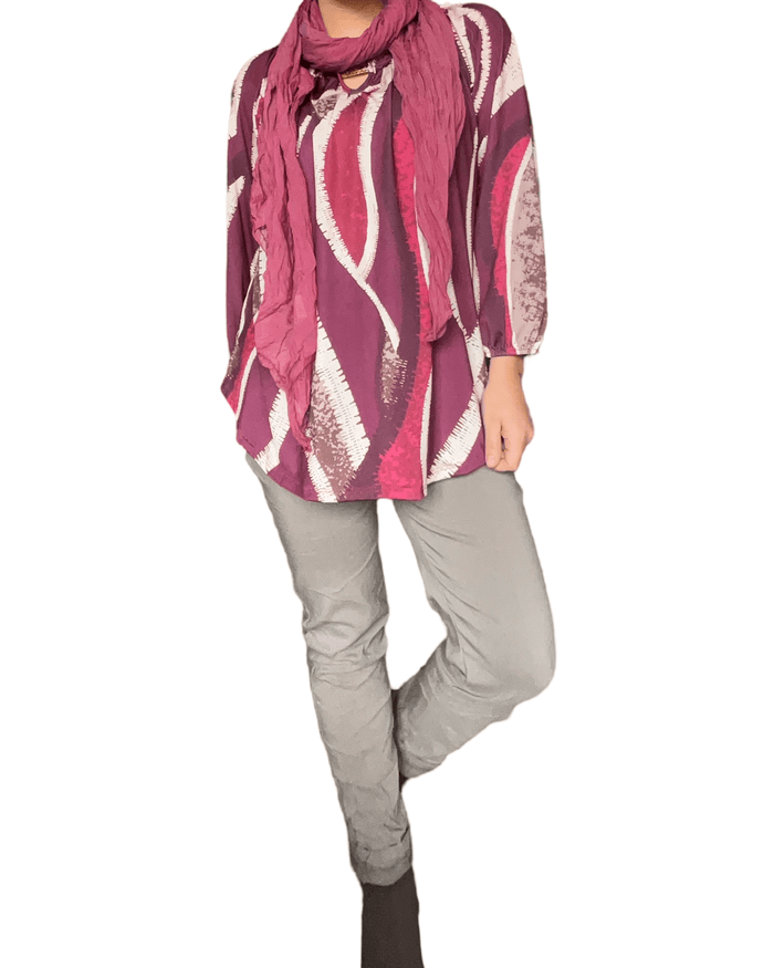 Blouse magenta pour femme avec imprimé abstrait avec pantalon moka.