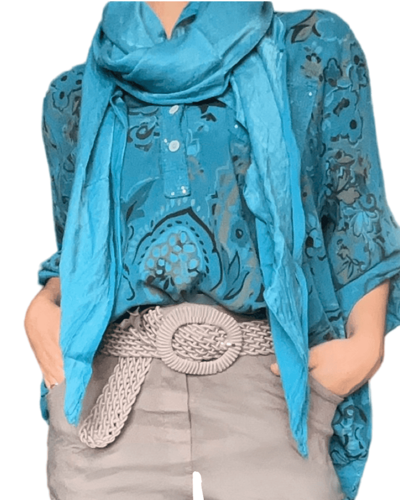 Blouse turquoise à motifs de paisleys pour femme avec ceinture moka.