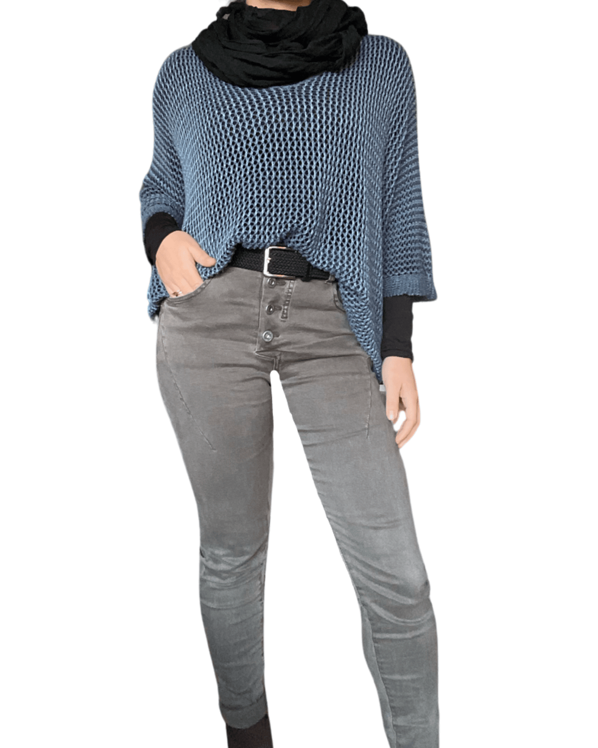 Chandail bleu jeans en maille pour femme avec jeans gris. 