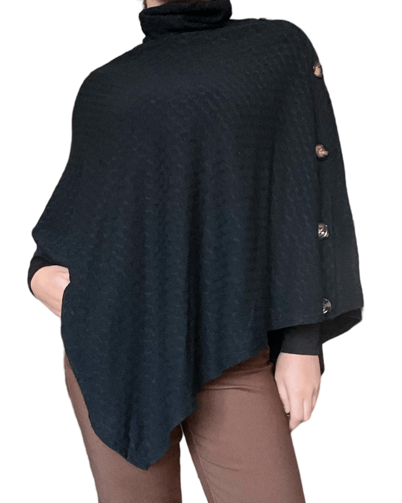 Chandail noir style poncho pour femme.