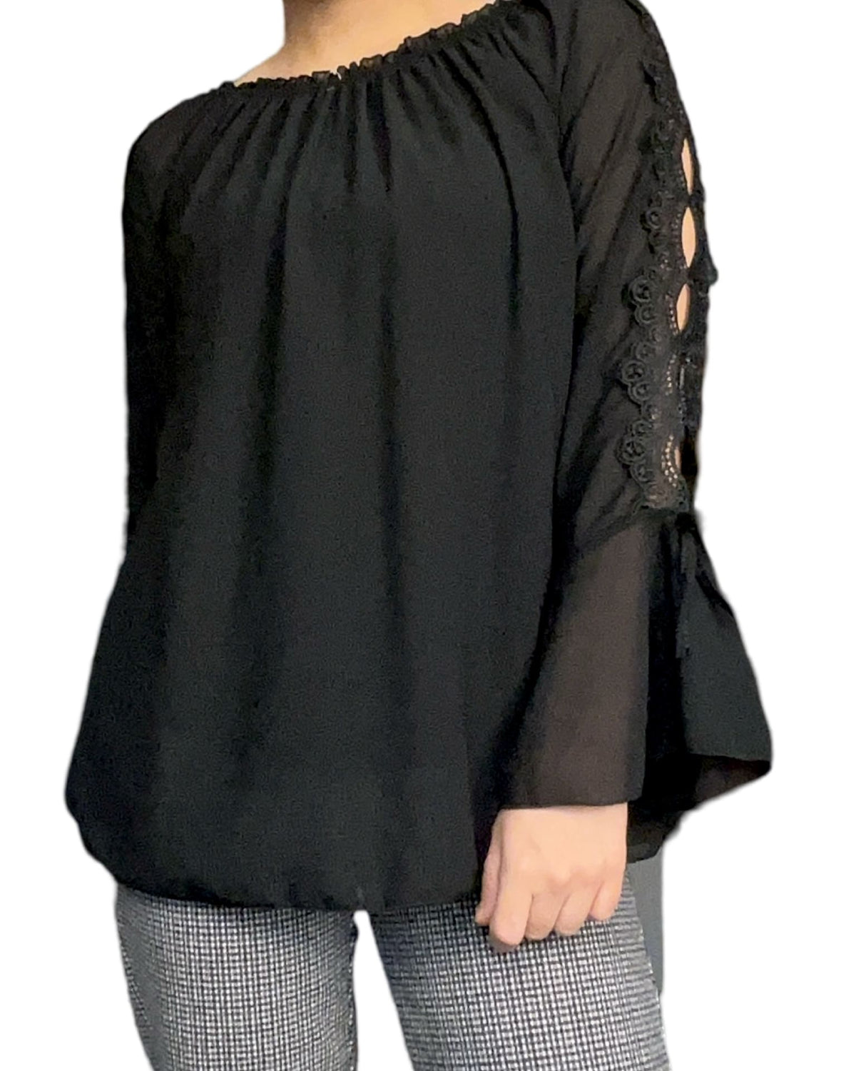 Blouse noire à manche longue évasée pour femme.