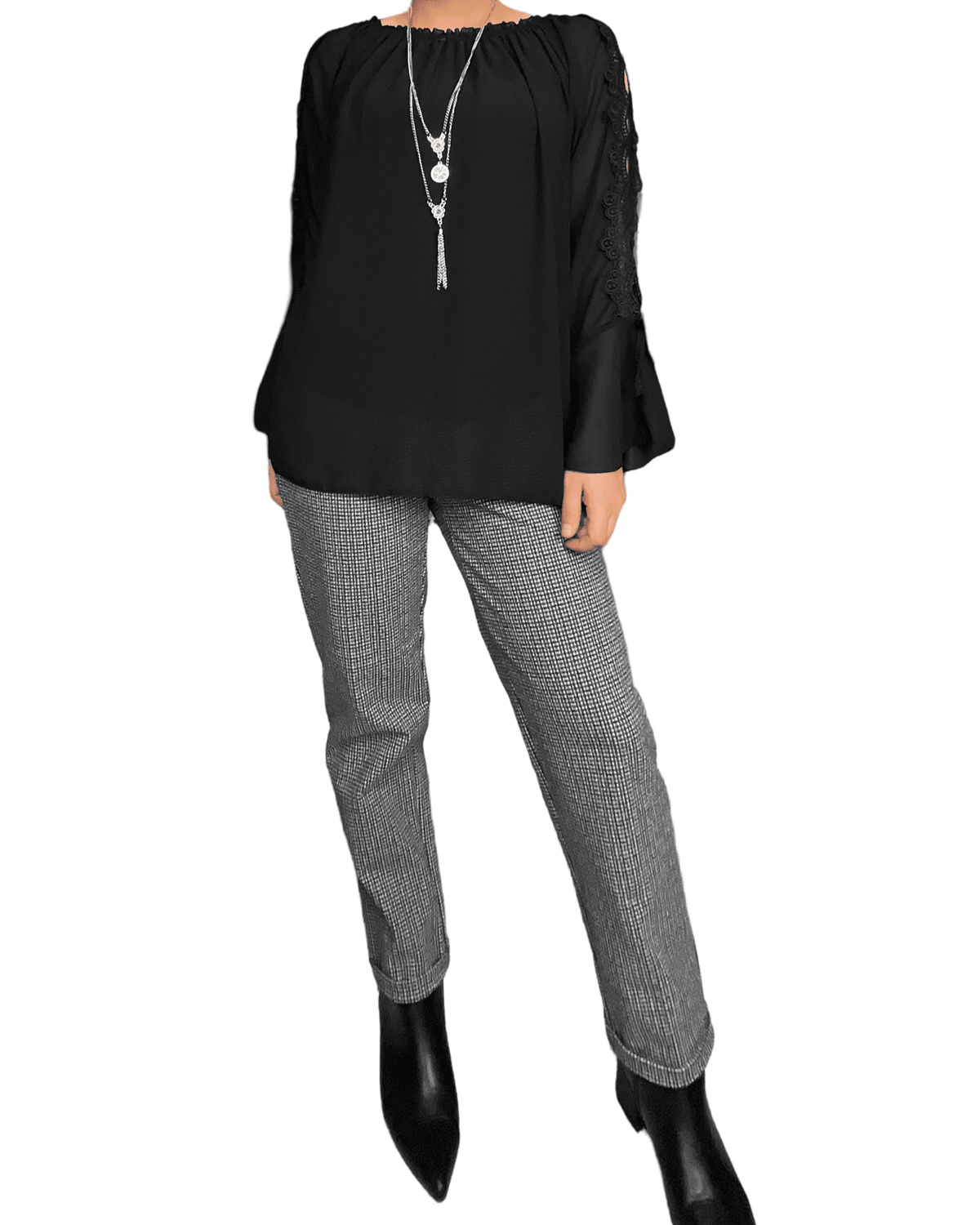 Blouse noire à manche longue évasée pour femme avec pantalon et bottillons.