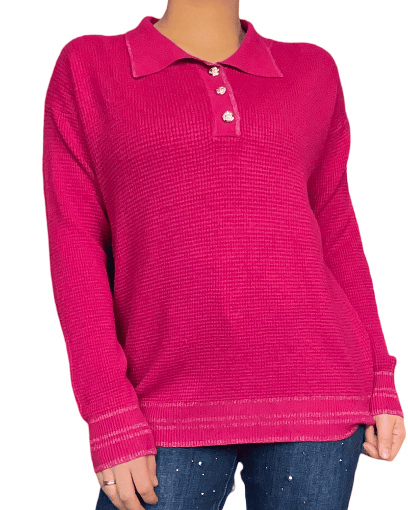 Chandail fuchsia à manche longue avec col chemise pour femme.